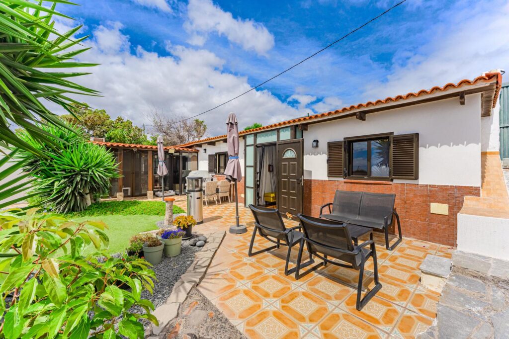 Zona de relax exterior, mesa y sillas