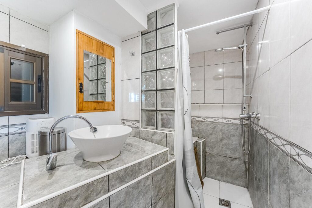 Baño con plato de ducha tonos claros