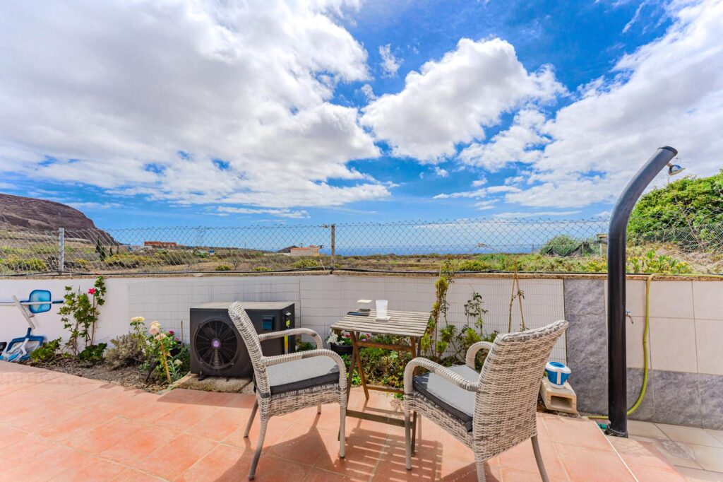 Mesa y silla en exterior con vistas