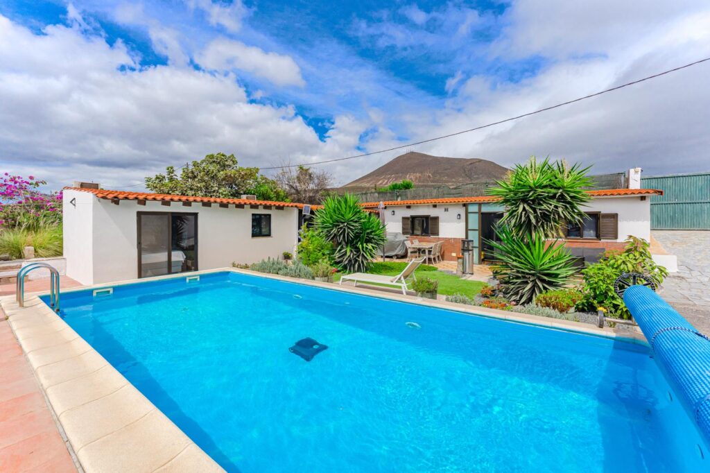 Piscina y vivienda